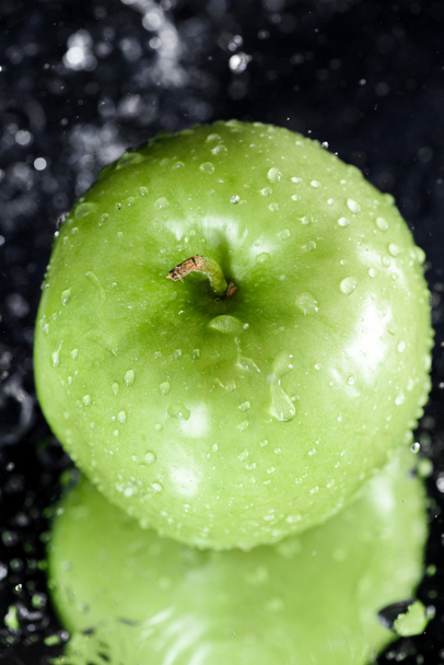 zelené jablko s kapkami - Fotografie, Obrázek