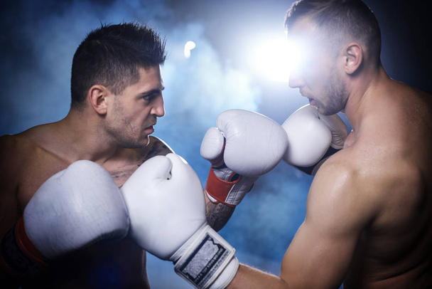 Due uomini di boxe
 - Foto, immagini