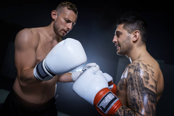 Dois homens lutando boxe
 - Foto, Imagem