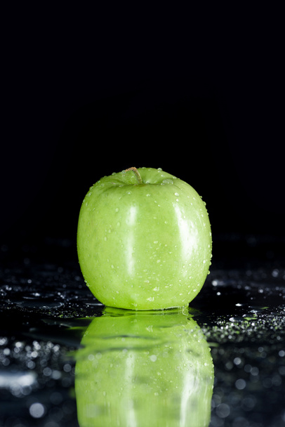 Pomme verte avec gouttes
  - Photo, image
