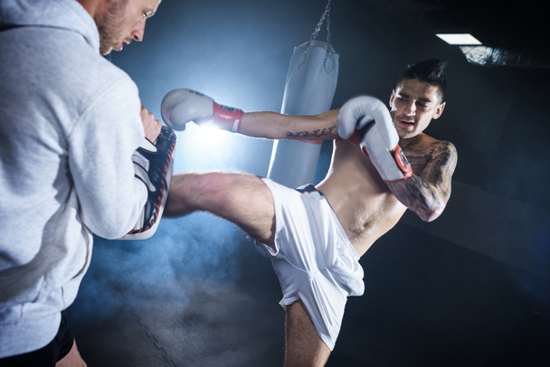 boxeador masculino entrenando con su entrenador
 - Foto, Imagen