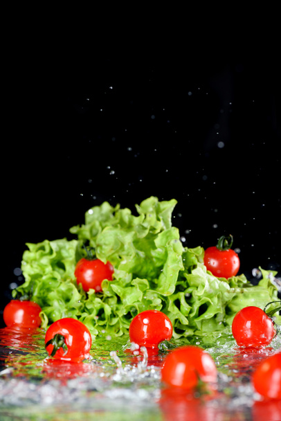 Tomates cherry y lechuga
 - Foto, Imagen