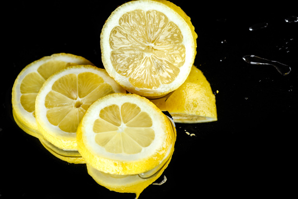 Нарізаний лимон з краплями води
  - Фото, зображення