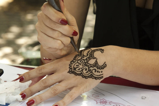Τατουάζ στο χέρι - Φωτογραφία, εικόνα