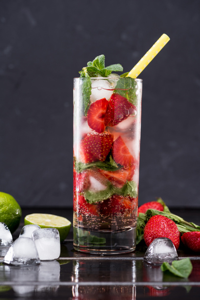 strawberry lemonade with ice cubes - Foto, afbeelding