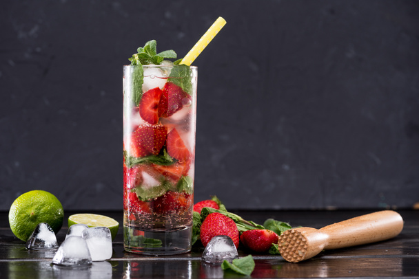 limonada de fresa con cubitos de hielo
 - Foto, imagen