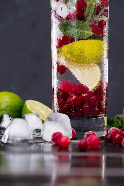 cranberry lemonade with ice cubes - Foto, afbeelding