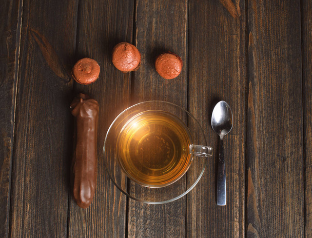 cake with tea on wooden desk - Zdjęcie, obraz