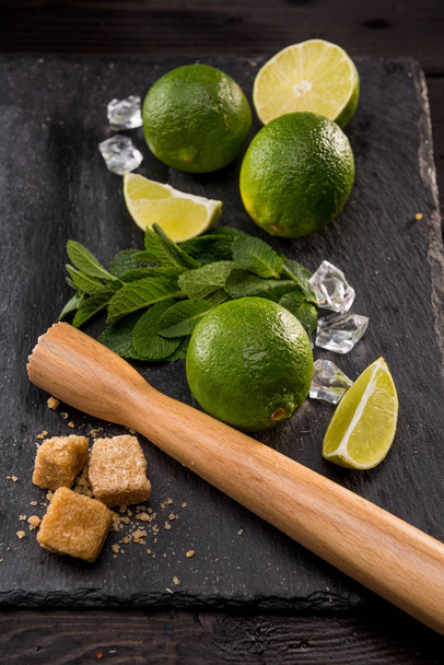 fatias de limão com açúcar e espremedor de madeira
 - Foto, Imagem