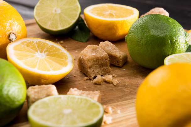 limones y limas con azúcar morena
 - Foto, imagen