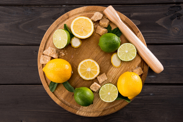 limones y limas con azúcar morena
 - Foto, imagen