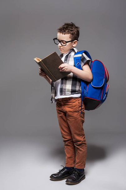 schoolboy reading book - Valokuva, kuva