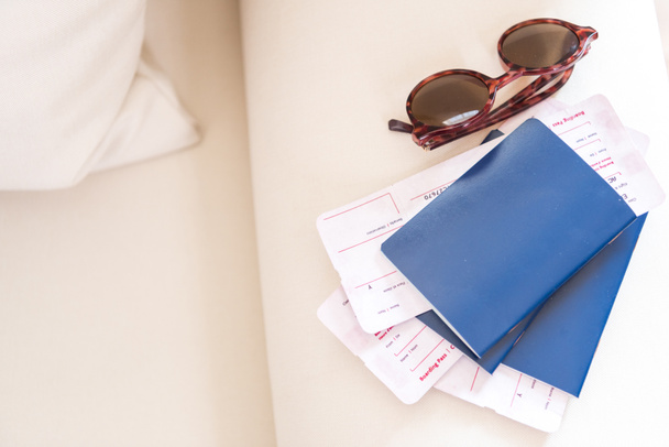 Passeports avec billets et lunettes de soleil
  - Photo, image