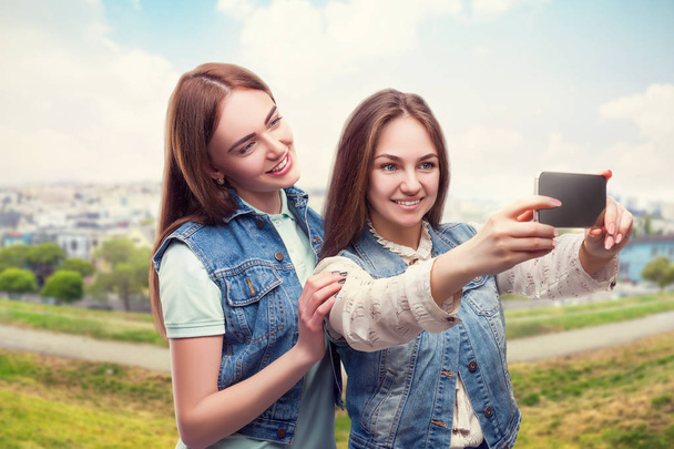 due fidanzate attraenti fare selfie
 - Foto, immagini