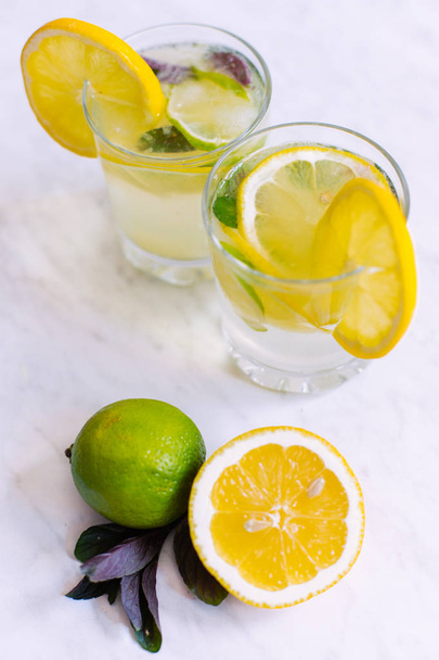 İki bardak gazoz, limon, limon ve nane ile - Fotoğraf, Görsel