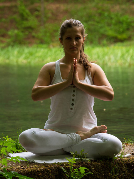 Fille en blanc faire du yoga
 - Photo, image