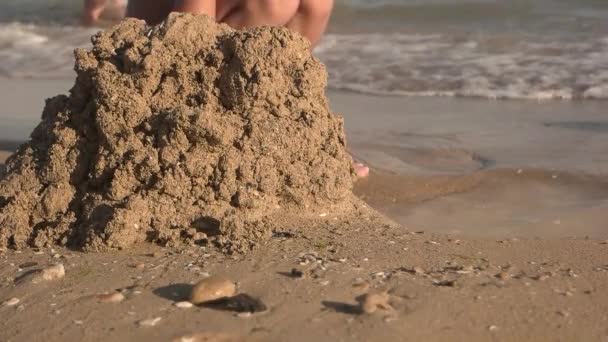 Παιδί που παίζει με την άμμο, αργή-mo. - Πλάνα, βίντεο