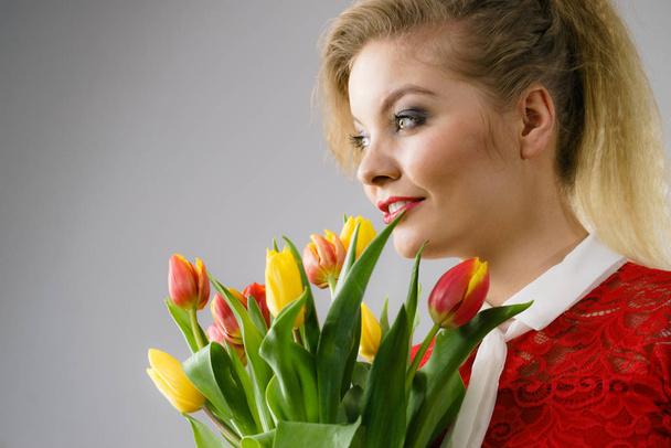 Woman holding bouquet of tulips flowers - Fotó, kép