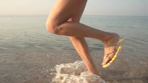 Füße in Flip-Flops laufen. - Filmmaterial, Video