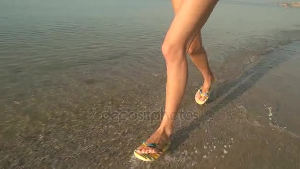 Πόδια που τρέχει στην παραλία, αργή-mo. - Πλάνα, βίντεο