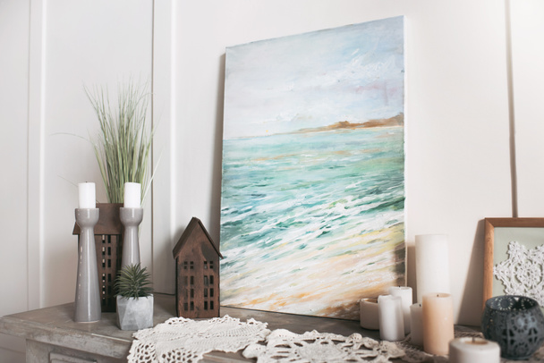 Foto van de zee, kaarsen en permanent op de plank thuis decoraties - Foto, afbeelding