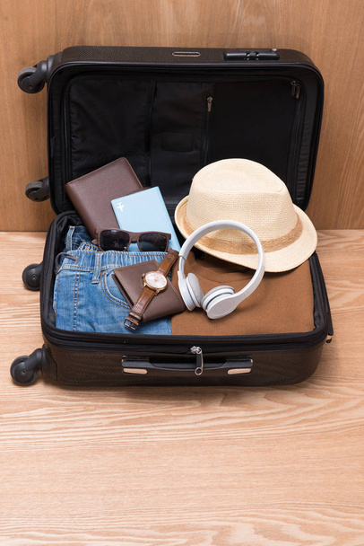 Ανοίξτε την ταξιδιωτική τσάντα με ρούχα - Φωτογραφία, εικόνα