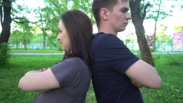 la pareja ofendida parados uno detrás del otro en el parque
 - Metraje, vídeo