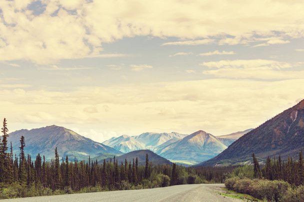 Vue pittoresque sur la montagne dans les Rocheuses canadiennes
 - Photo, image