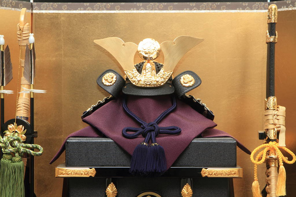 Puppen für das Knabenfest (japanische Tradition mit Goldschirm) - Foto, Bild
