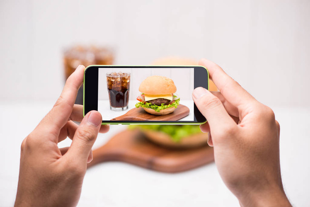  Smartphone fotografiert Burger - Foto, Bild