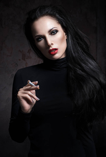 portrait of the young smoking girl - Foto, afbeelding