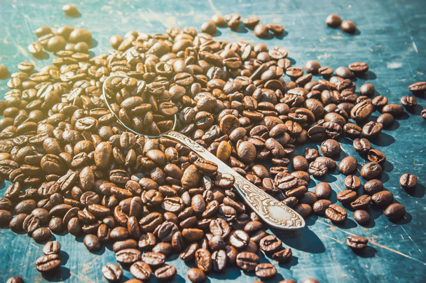 coffee beans on grunge background. Selective focus. - Foto, Imagen