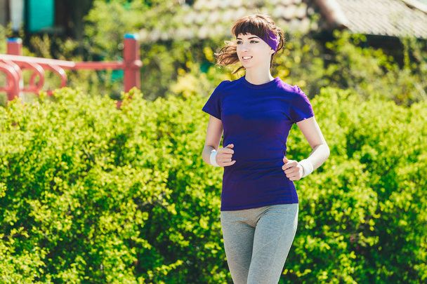 Uma mulher em fuga. Corredor feminino Jogging durante o treino ao ar livre em um parque. - Foto, Imagem