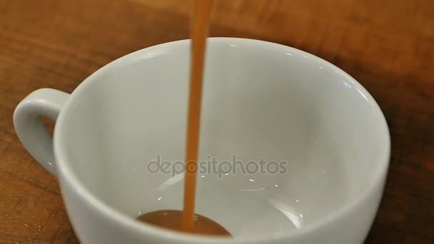 Налить сладкий карамельный сироп на кофе - Кадры, видео