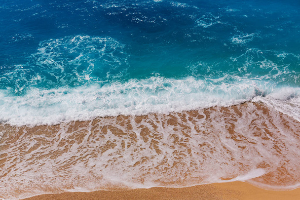 ola azul en la playa - Foto, imagen
