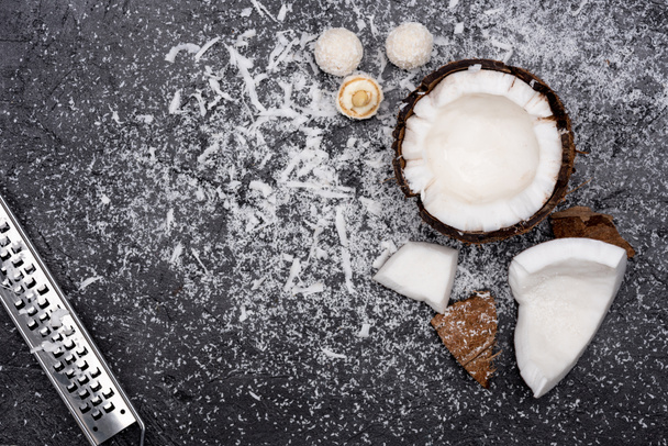 Cracked coconut with shavings  - Zdjęcie, obraz