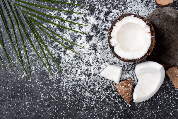 Cracked coconut with shavings  - Fotografie, Obrázek