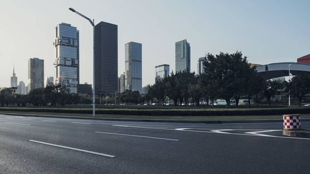 アスファルト舗装の都市道路 - 写真・画像