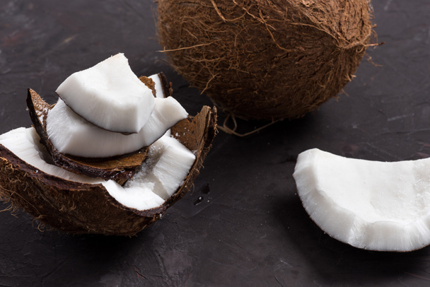 trozos de coco tropical maduro
 - Foto, imagen