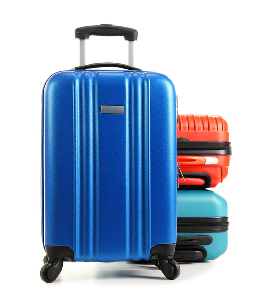 Путевые чемоданы на белом фоне
 - Фото, изображение