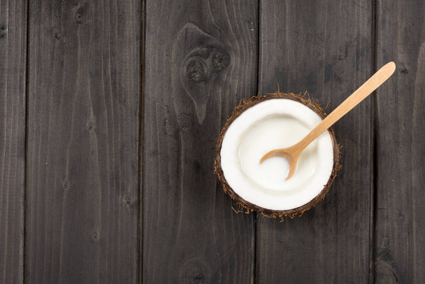 zralé kokos s mlékem a lžící - Fotografie, Obrázek