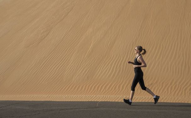 Kobieta działa na pustyni Liwa - Zdjęcie, obraz