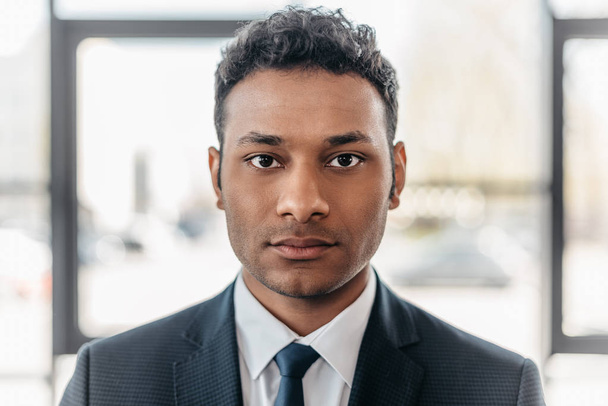 Joven hombre de negocios afroamericano
  - Foto, Imagen