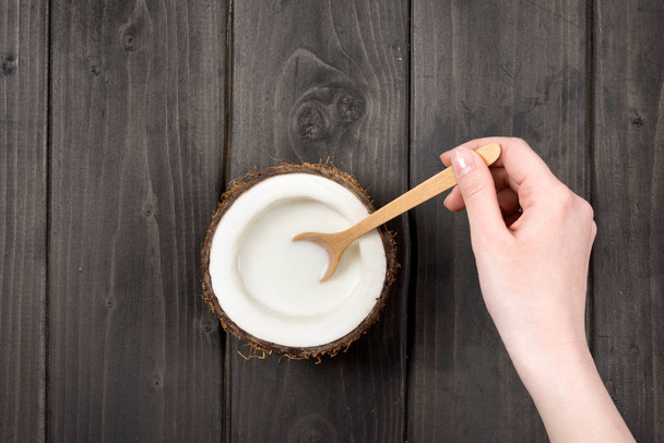 leite de mistura manual no coco com colher
 - Foto, Imagem