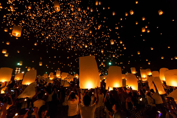 Flutuante Lanterna Festival Loy Krathong Yi Peng Lanna em Chiang Mai Tailândia
 - Foto, Imagem
