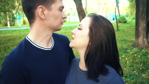 Ευτυχισμένο ζευγάρι στέκεται μαζί στο πάρκο - Πλάνα, βίντεο
