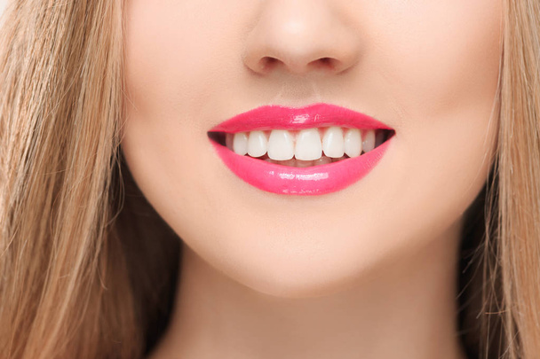 Les lèvres rouges sensuelles, bouche ouverte, dents blanches
. - Photo, image