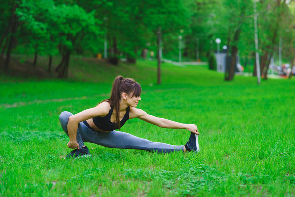 Girl in the park doing exercises - Fotoğraf, Görsel