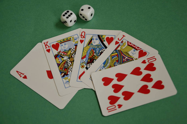 Fanned Out Red Hearts Poker Royal Flush y dados en Green Baize
  - Foto, imagen