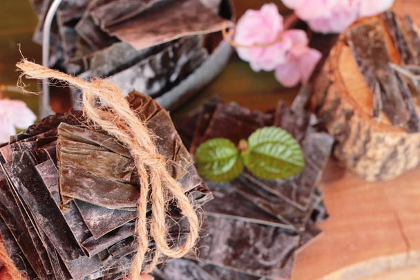 Сушеные водоросли для приготовления пищи на деревянном фоне
 - Фото, изображение